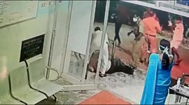 Man refuses to wear mask and hits doctor in India