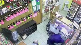 The saleswoman kicked out the robber with a chair during the attack on the store