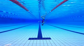 Artistic swimmer runs upside-down in stunning swimming pool stunt