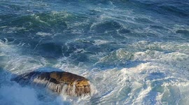 거센바람에 출렁이는 바다의 파도, 이를 바라보는 이는 두렵고 떨린다. 마음이 녹는다.