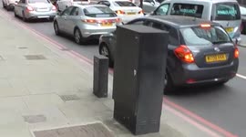 LONDONERS TURNING ON EXSTINCTION REBELLON BIBING THEIR HORNS AT PROTESTERS TO MOVE