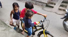 Small Child has tryed to learn well Bycicle in funny way