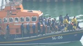 Ramsgate RNLI brings migrants to Dover