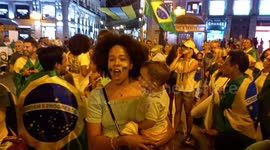 Manifestación de residentes brasileños en apoyo al gobierno de Jair Bolsonaro, y al mismo tiempo manifestación en contra de Bolsonaro, con una pancarta enorme de ¨Bolsonaro Genocida¨