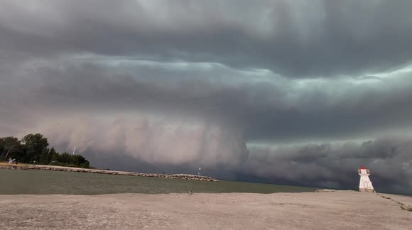 Monster Supercell forms in Ontario