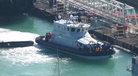 Border force hunter pulls up ay Dover Harbour to unload immergrants.