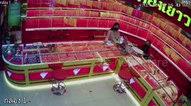 Terrifying moment man single-handedly robbed gold in the middle of a shopping mall