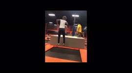 Niño se golpea fuertemente al saltar de cama elástica, su rostro impacta.