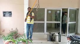 Snake catchers in northern India dismantled an air conditioning unit to rescue a 5ft-long Indian rat snake