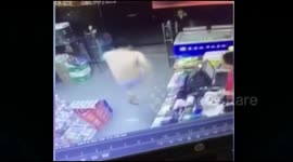 Man boots rat out of supermarket in China