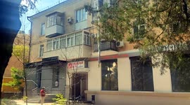 Alcohol lifted up to window of person in isolation via makeshift pulley in Russia