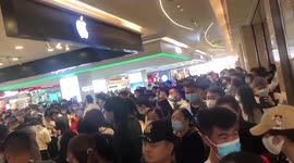 Shoppers go into frenzy forcing store to stop selling iPhone 13 on release day in China