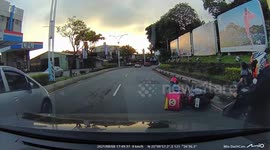 BRUTAL ACCIDENT: Pedestrian Runs Onto The Road And Gets Hit by Moped at 45 km/h (Both were OK)