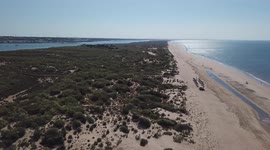 DRON SOBREVUELA LA OTRA ORILLA DE LA FLECHA DEL EL ROMPIDO.