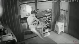 A gang of robbers armed with celurits enters a resident's house and robs a cell phone unit in Cilandak, South Jakarta