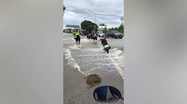 Strong flood nearly sweeps away motorist in Thailand