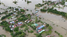 Paragliding rescuers airdrop food aid to flooded villagers in Thailand