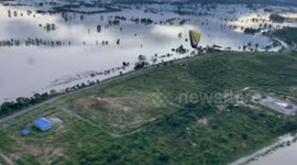 Paragliding rescuers airdrop food aid to flooded villagers in Thailand