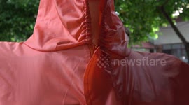 Buddhist temple makes PPE suits from recycled plastic (with subtitles)