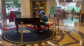 Delivery man shows off impressive piano skills in hotel lobby in China