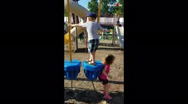 Adorable 3-year-old twins team up in playground to conquer obstacle