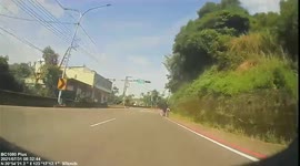 BUTAL ACCIDENT: Biker suffers horrible crash after falling into microsleep in Taiwan (Dashcam Video)