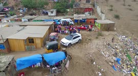 CHEF PERUANOS LLEVAN COMIDA A NIÑOS POBRES QUE VIVIEN EN CERRO DE VILLA EL SALVADOR