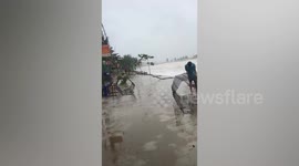 Strong waves hit north-central Vietnam coast during Typhoon Kompasu
