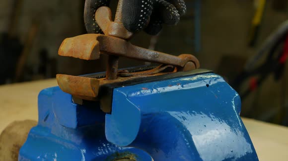 YouTuber clamps down on rust as they restore old hand vice