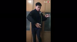 Amazing yo-yo player performs mindbending tricks