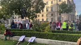 Hundreds fill Parliament Square in solidarity with refugees