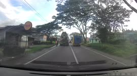 RAW 2: Dashcam capture motorist kicking rearview mirror of overtaking car blocking his way