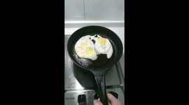 Flip the fried egg, Fried egg  food  cooking video,I'm going to cook fried eggs. Use the wrist snap