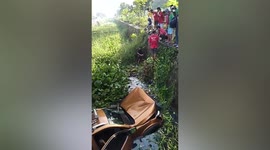 Locals rescue stranded passengers after pickup truck crashes into creek in the Philippines