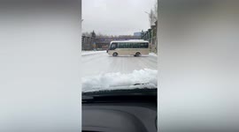 Minibus spins out on slippery icy road in northern China