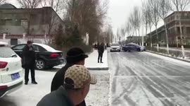 Taxi drifts dangerously on snow-covered road in China