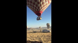 Hot air balloon pilot expertly lands onto back of truck in Turkey