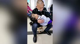 Loving dad uses his mouth to heat up daughter's infusion tube in China