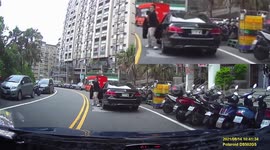 PARKING FAIL: Inconsiderate Mercedes driver parks in the middle of the road (Dashcam Video)