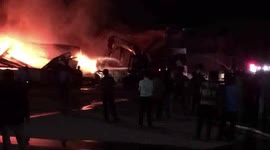 Brave excavator driver drives the excavator to prevent the fire from spreading to another area