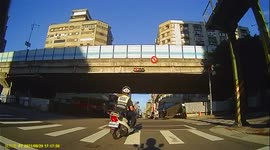 INSTANT KARMA: Traffic enforcer chases down mopeds that skipped red light (Dashcam Video)