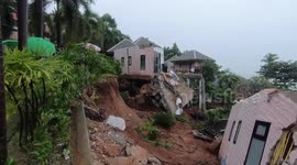 Landslide destroys resort villas on Thai holiday island