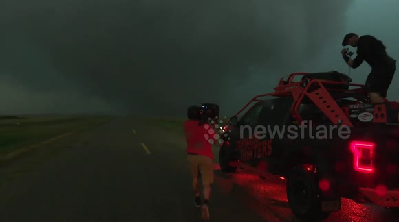 Storm chasers pursue huge Canada tornado