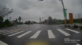 IDIOT ON THE ROAD: Reckless truck driver making an illegal U-turn at traffic lights (Dashcam Video)
