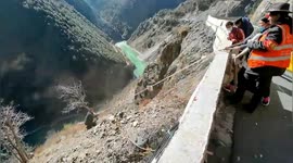 Police officer saves goat-like goral trapped by wire rope on cliff in China