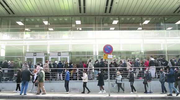 Huge queues form at vaccination centre in Madrid amid Omicron fears