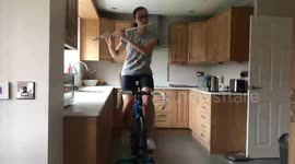 Skilled indoor cyclist performs 25 Christmas carols while CYCLING ON ROLLERS