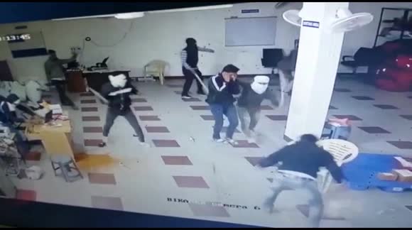 Brave workers fend off robbers armed with bats at Amazon facility in India