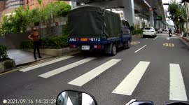 IDIOT ON THE ROAD: Impatient drivers don’t let the pedestrian cross the zebra crossing (Dashcam Video)