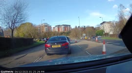 Idiot nearly crashes on roundabout in blue bmw with screaming tyres